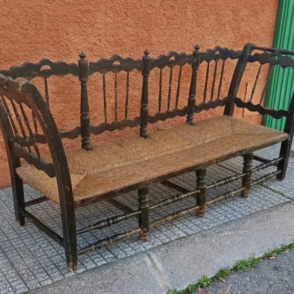 BANCO DE MADERA CON ASIENTO DE ENEA