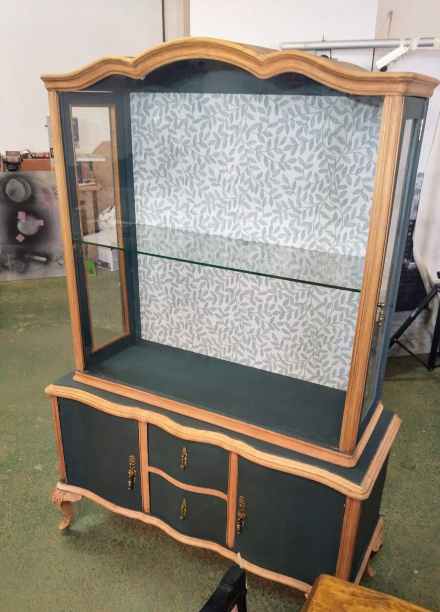 Vitrina de Castaño años 50. "La Belleza atemporal"