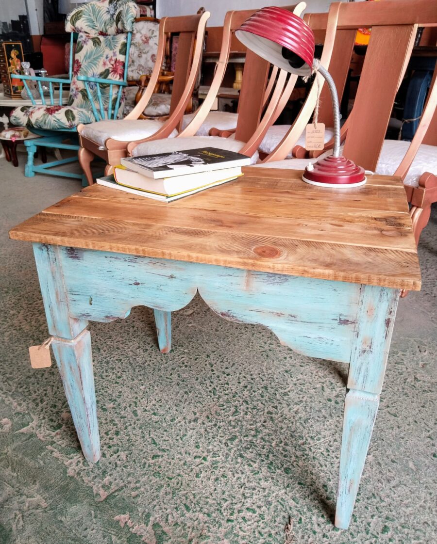 Mesa Auxiliar Rústica: Un Canto a la Belleza Recuperada