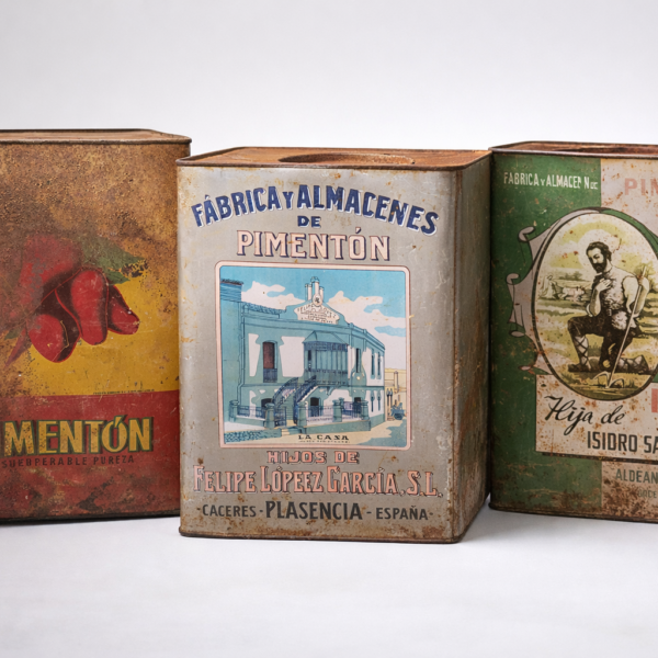 Conjunto decorativo de latas antiguas de pimentón · España, años 40–50