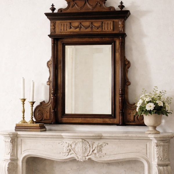 Espejo neorrenacentista francés en nogal macizo, finales del siglo XIX – restaurado artesanalmente