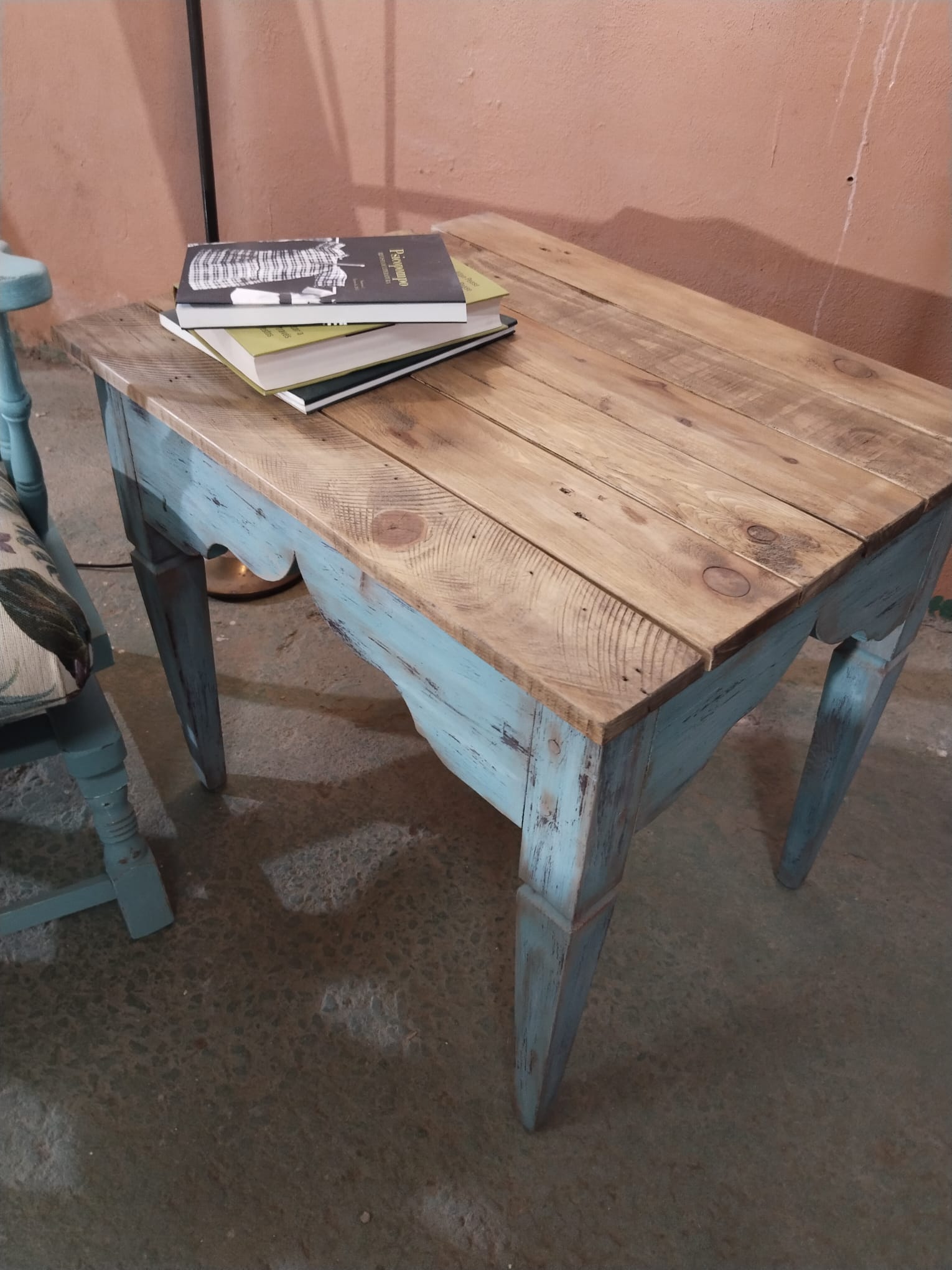 Conjunto de balancín antiguo restaurado, mesa auxiliar y lámpara de pie vintage - Imagen 3