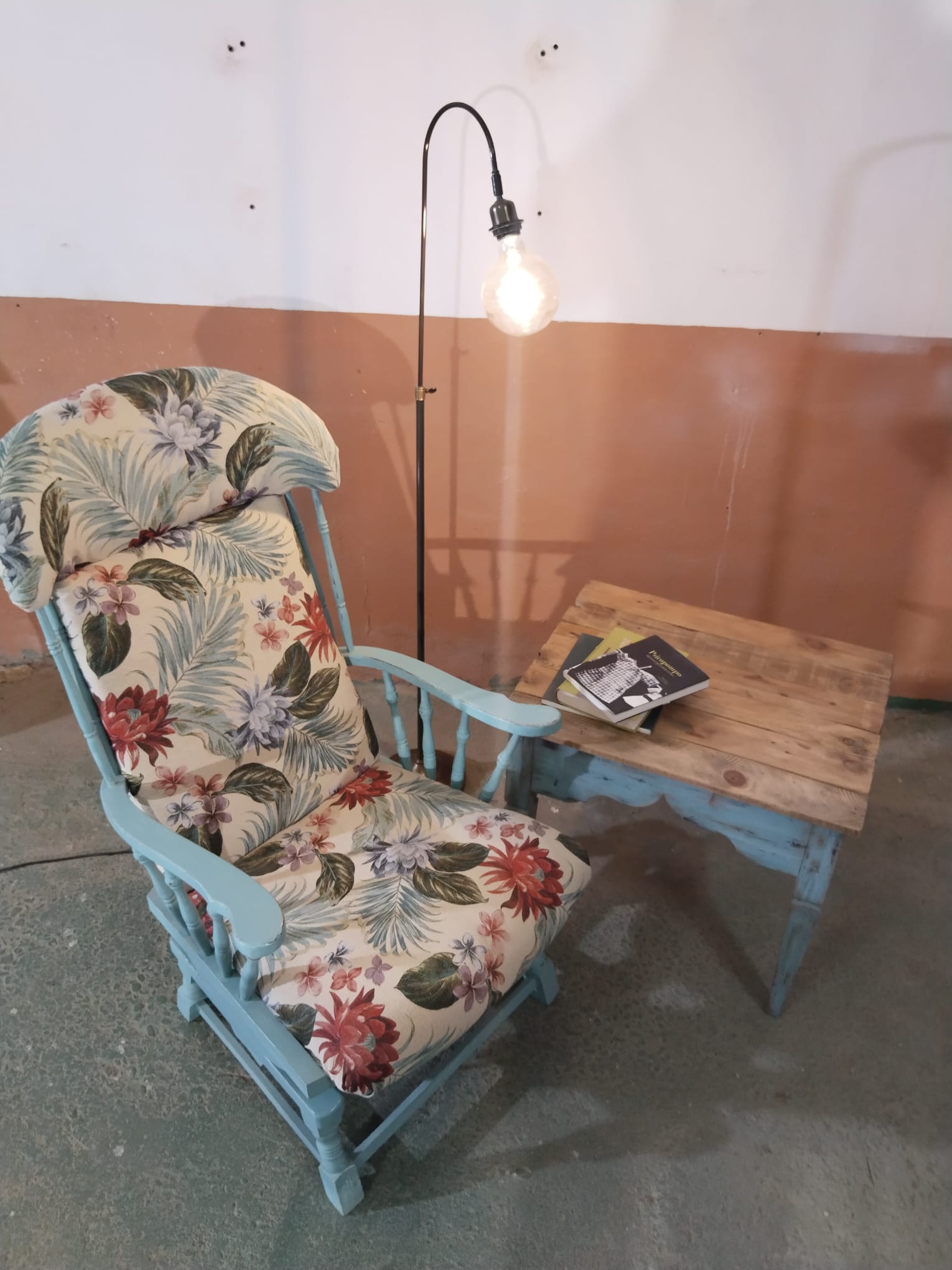 Conjunto de balancín antiguo restaurado, mesa auxiliar y lámpara de pie vintage - Imagen 2