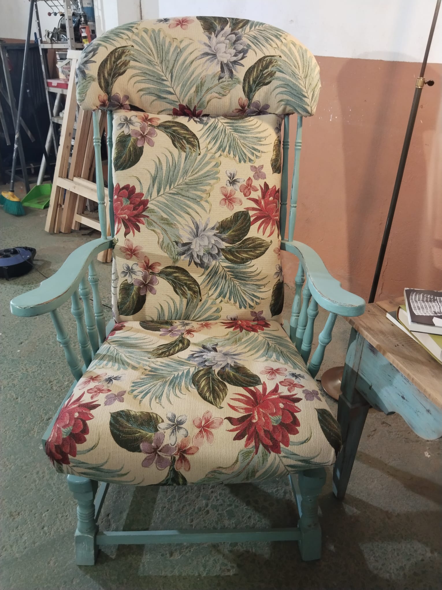 Conjunto de balancín antiguo restaurado, mesa auxiliar y lámpara de pie vintage - Imagen 4