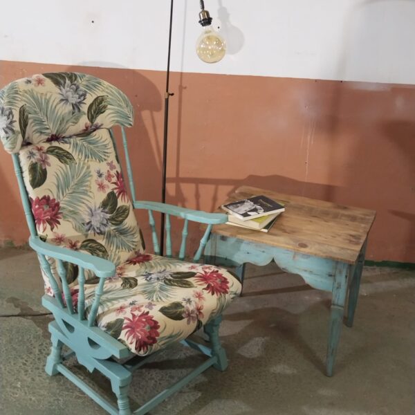 Conjunto de balancín antiguo restaurado, mesa auxiliar y lámpara de pie vintage