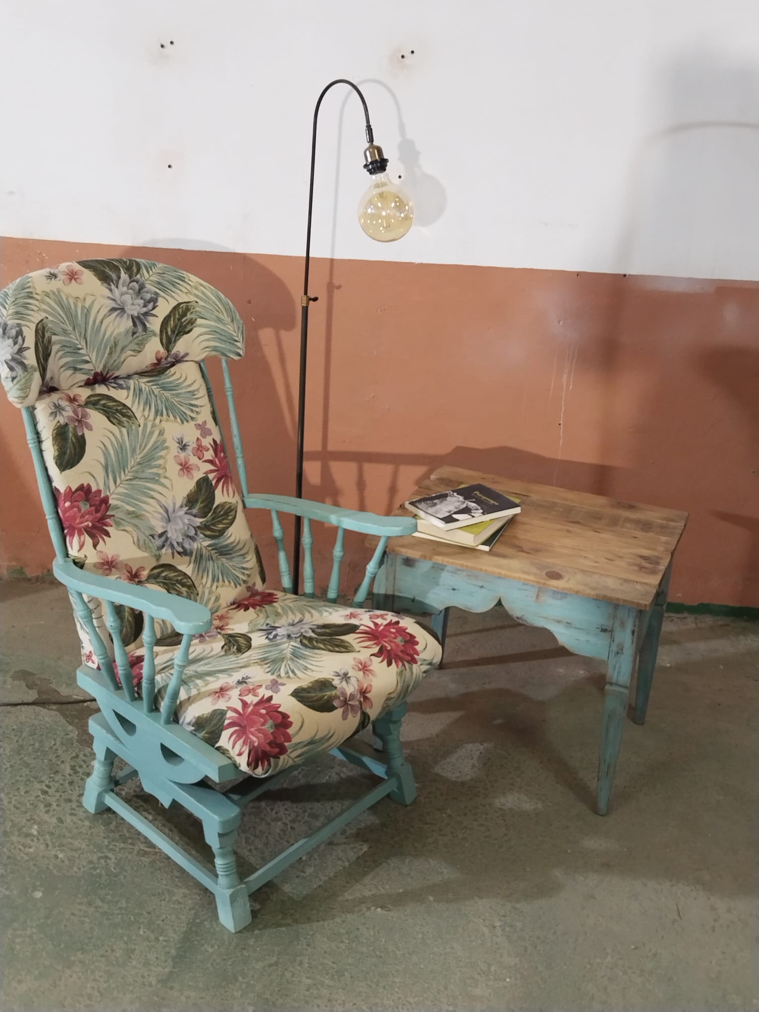 Conjunto de balancín antiguo restaurado, mesa auxiliar y lámpara de pie vintage