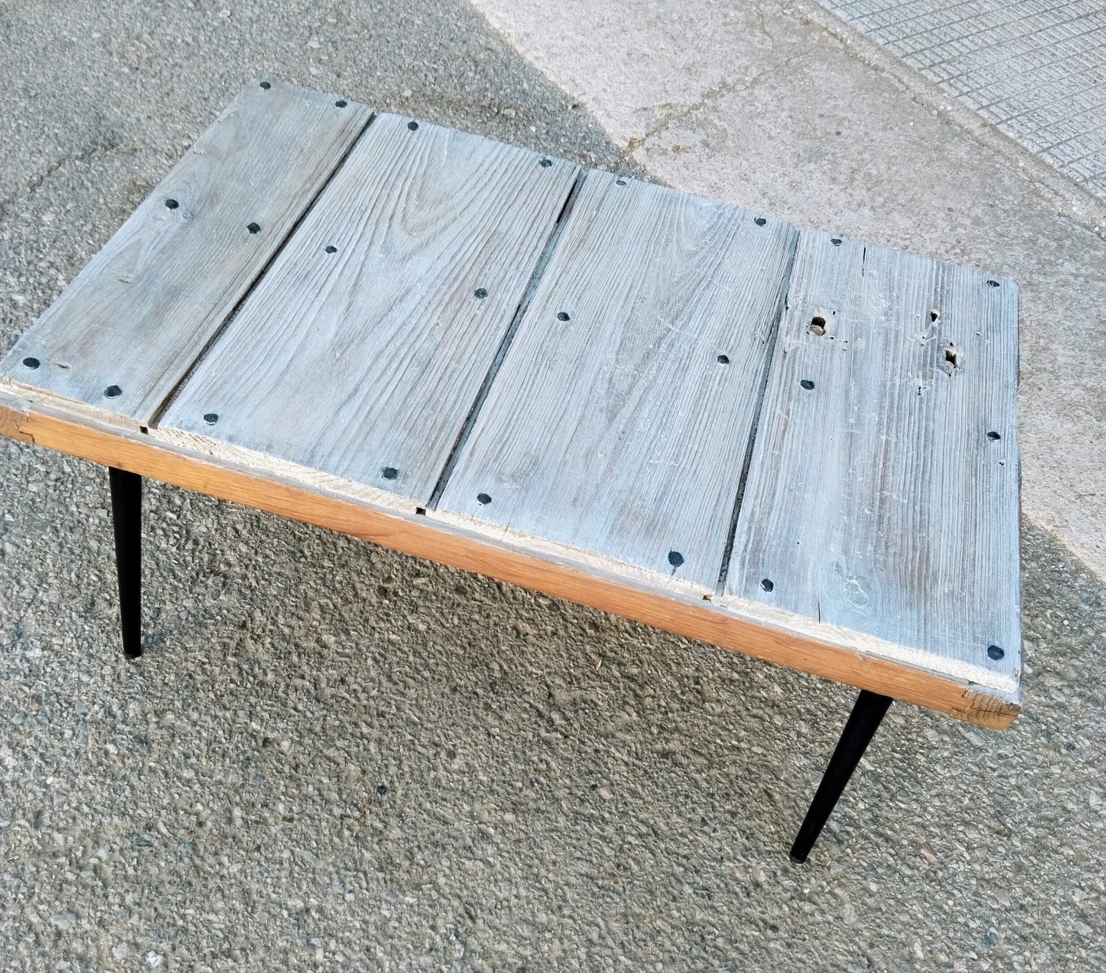 Mesa auxiliar de roble recuperado artesanal | Vetas Restauración - Imagen 8