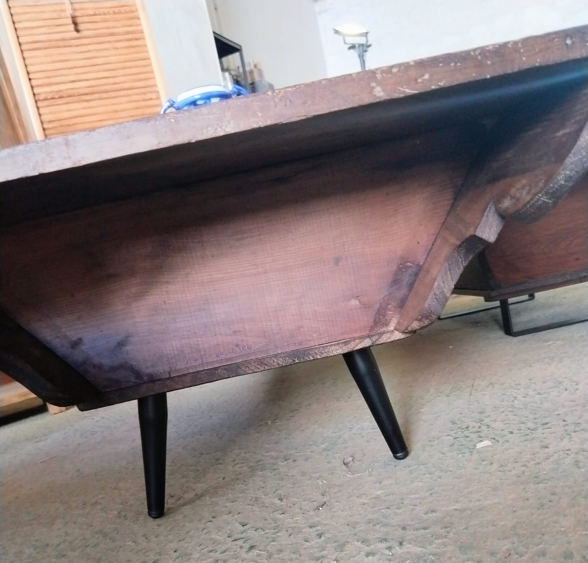 Mesa de centro de autor realizada con artesa antigua de madera y cristal de seguridad - Imagen 3