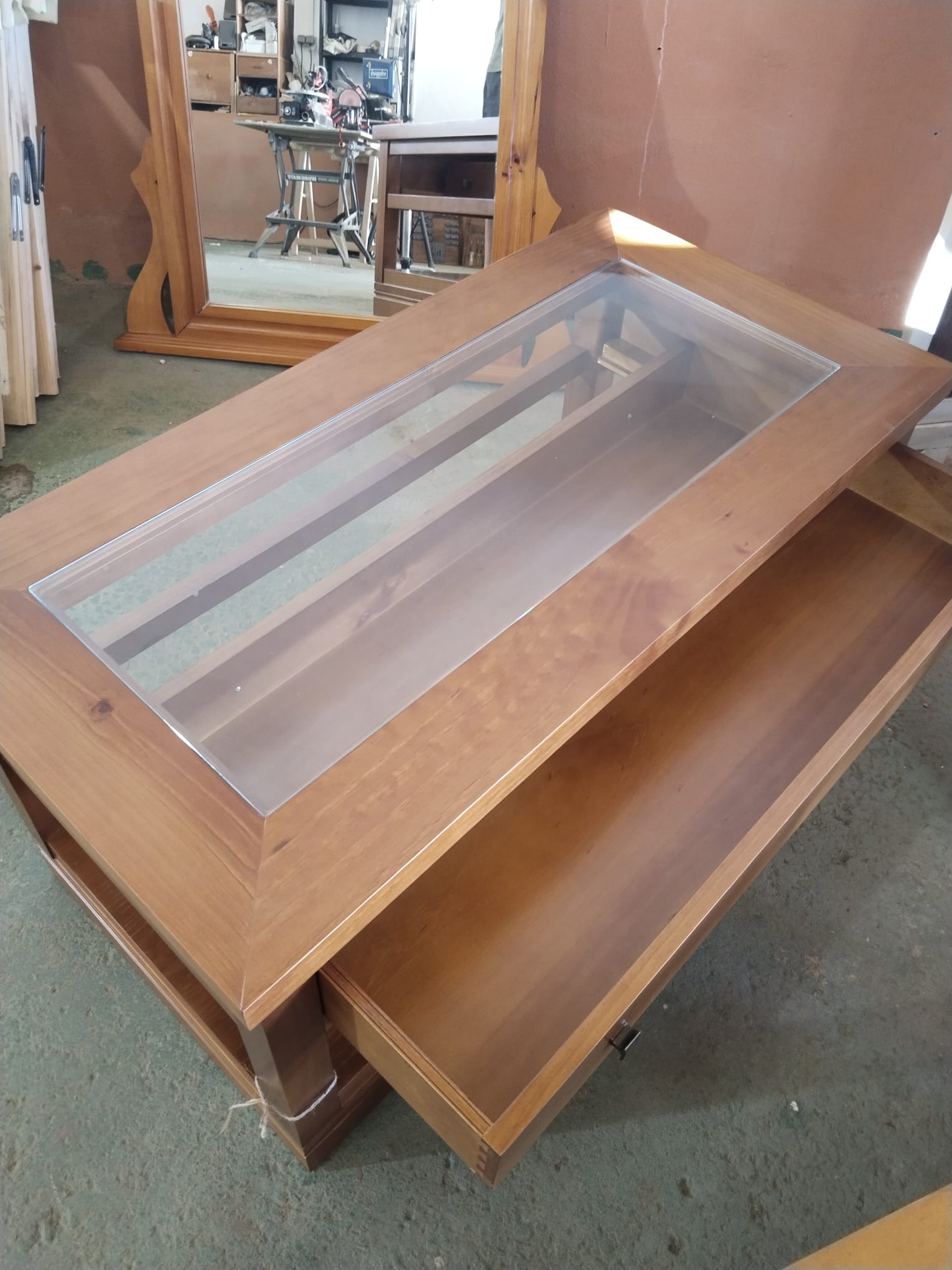 Mesa de centro rectangular de madera con cristal y cajón de almacenaje