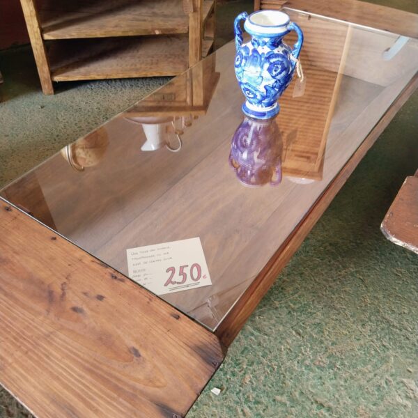 Mesa de centro de autor realizada con artesa antigua de madera y cristal de seguridad