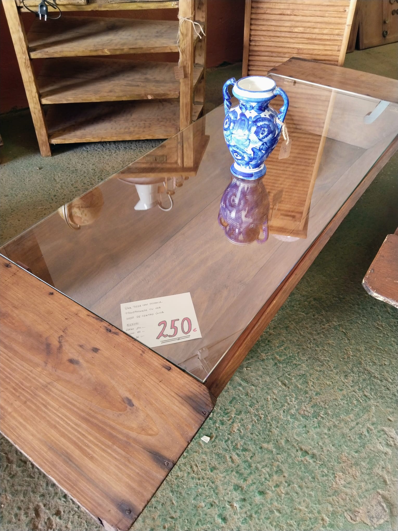 Mesa de centro de autor realizada con artesa antigua de madera y cristal de seguridad