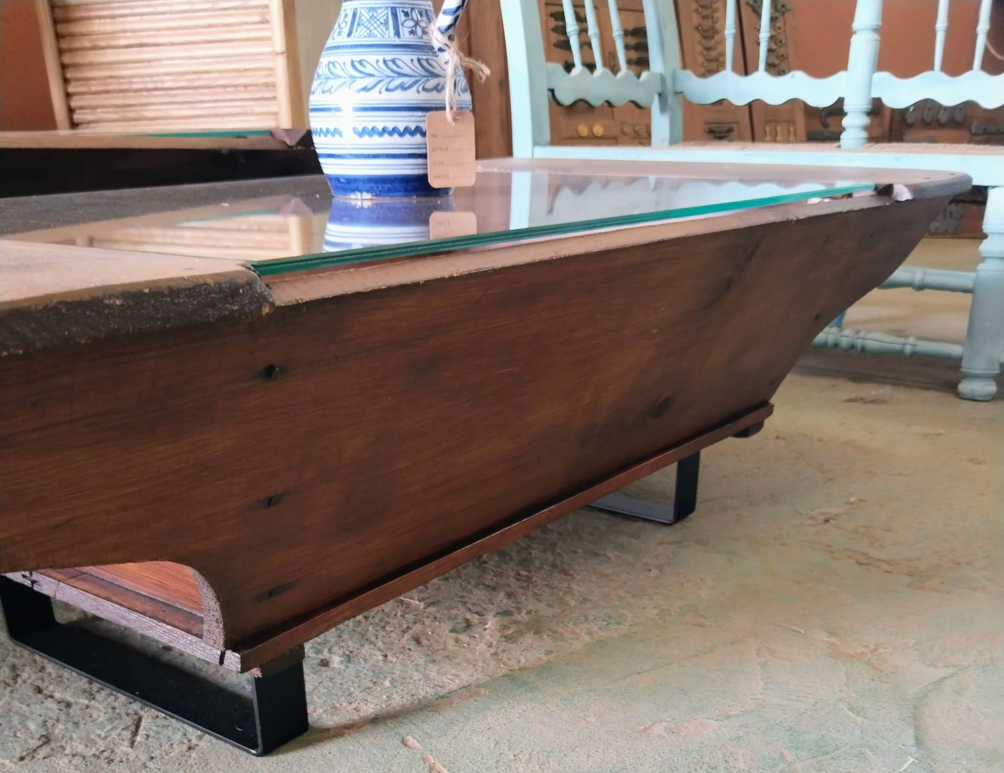 Mesa de centro realizada con artesa antigua de madera, cristal de seguridad y patas metálicas - Imagen 2
