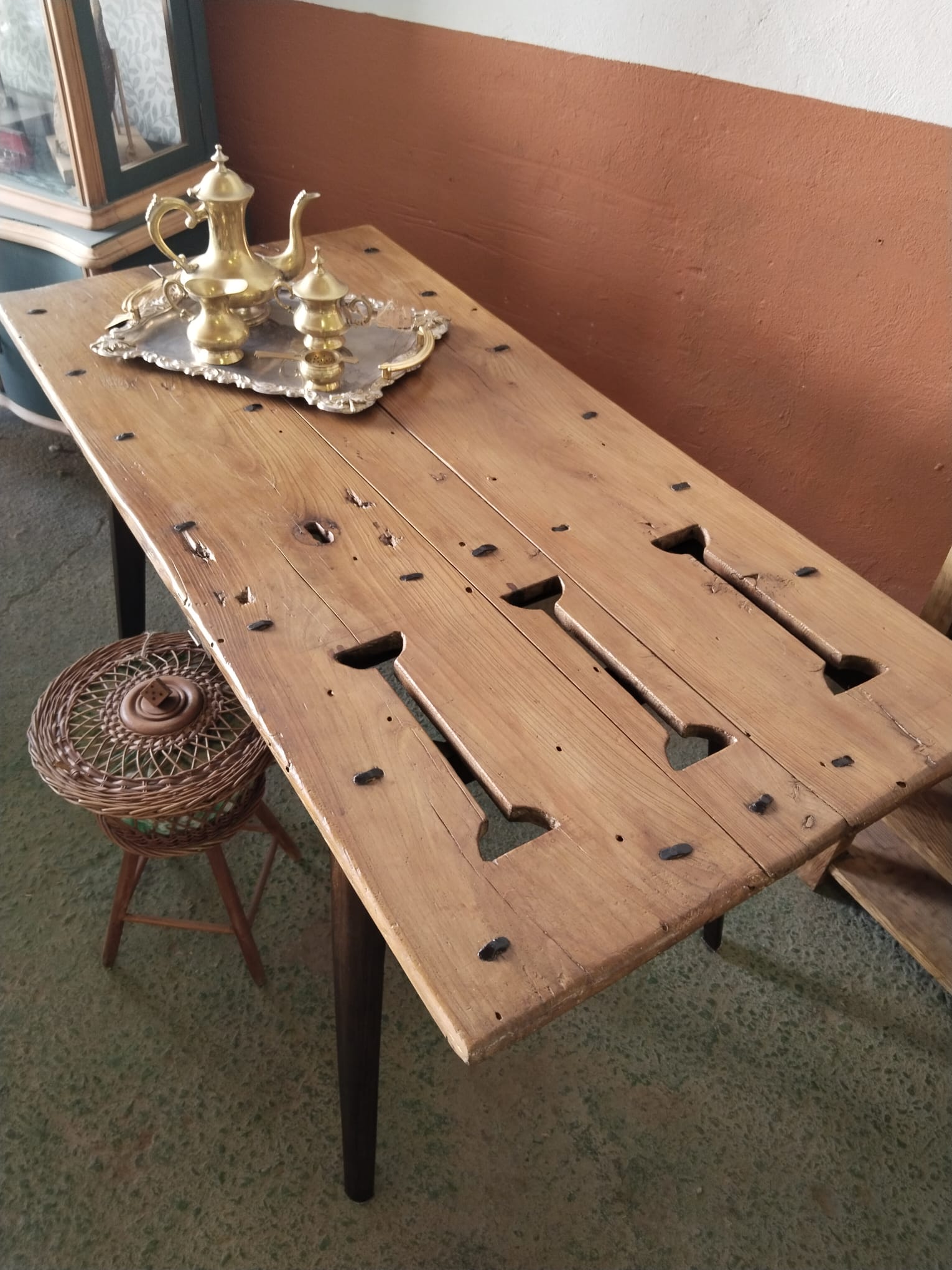 Mesa de madera antigua restaurada – Puerta de alacena de 1890 - Imagen 2