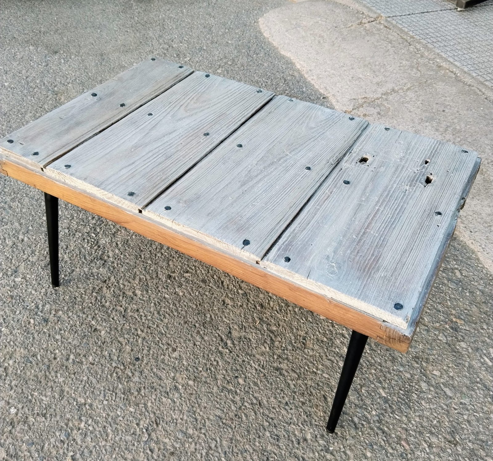 Mesa auxiliar de roble recuperado artesanal | Vetas Restauración - Imagen 3