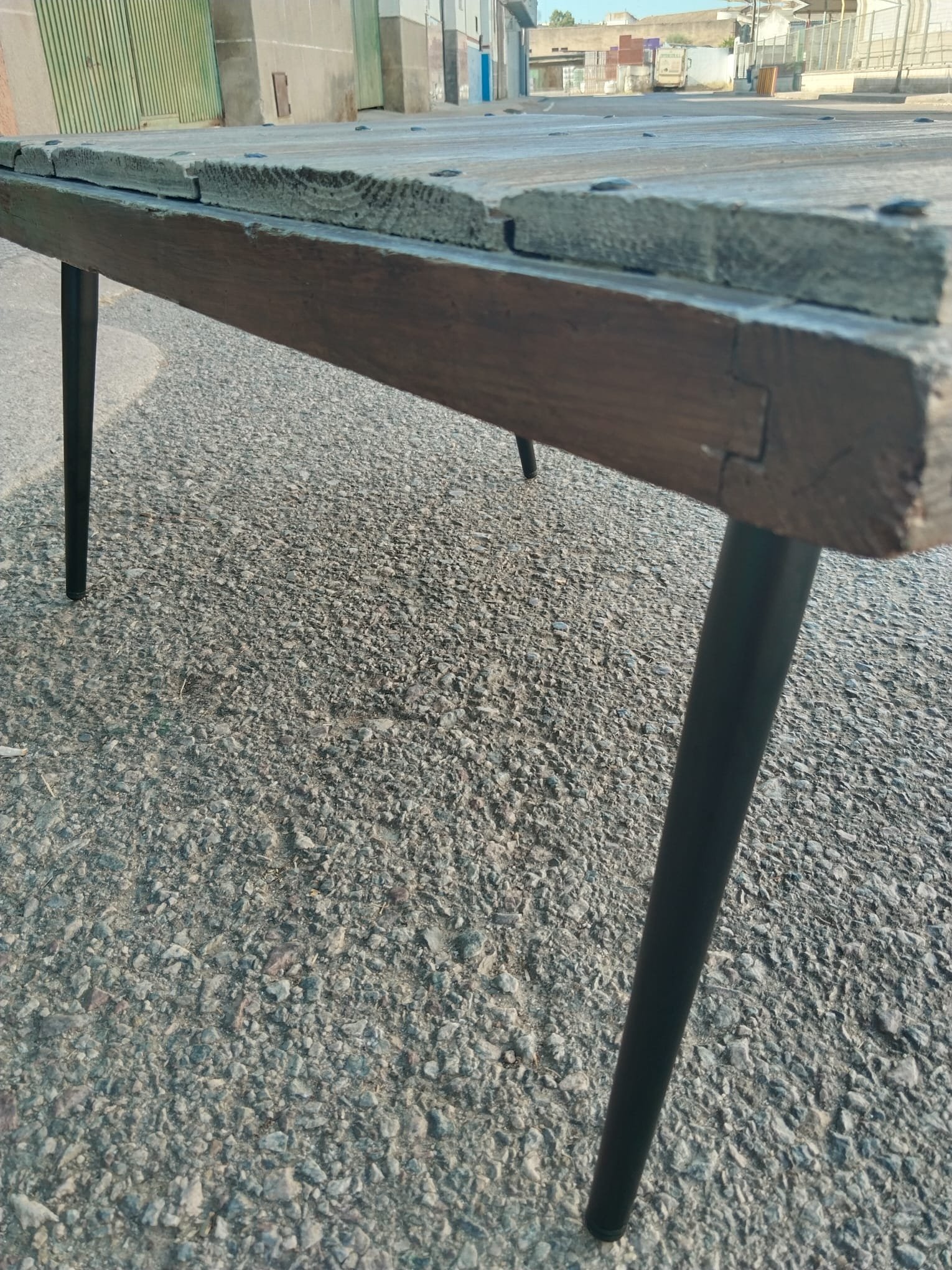 Mesa auxiliar de roble recuperado artesanal | Vetas Restauración - Imagen 4