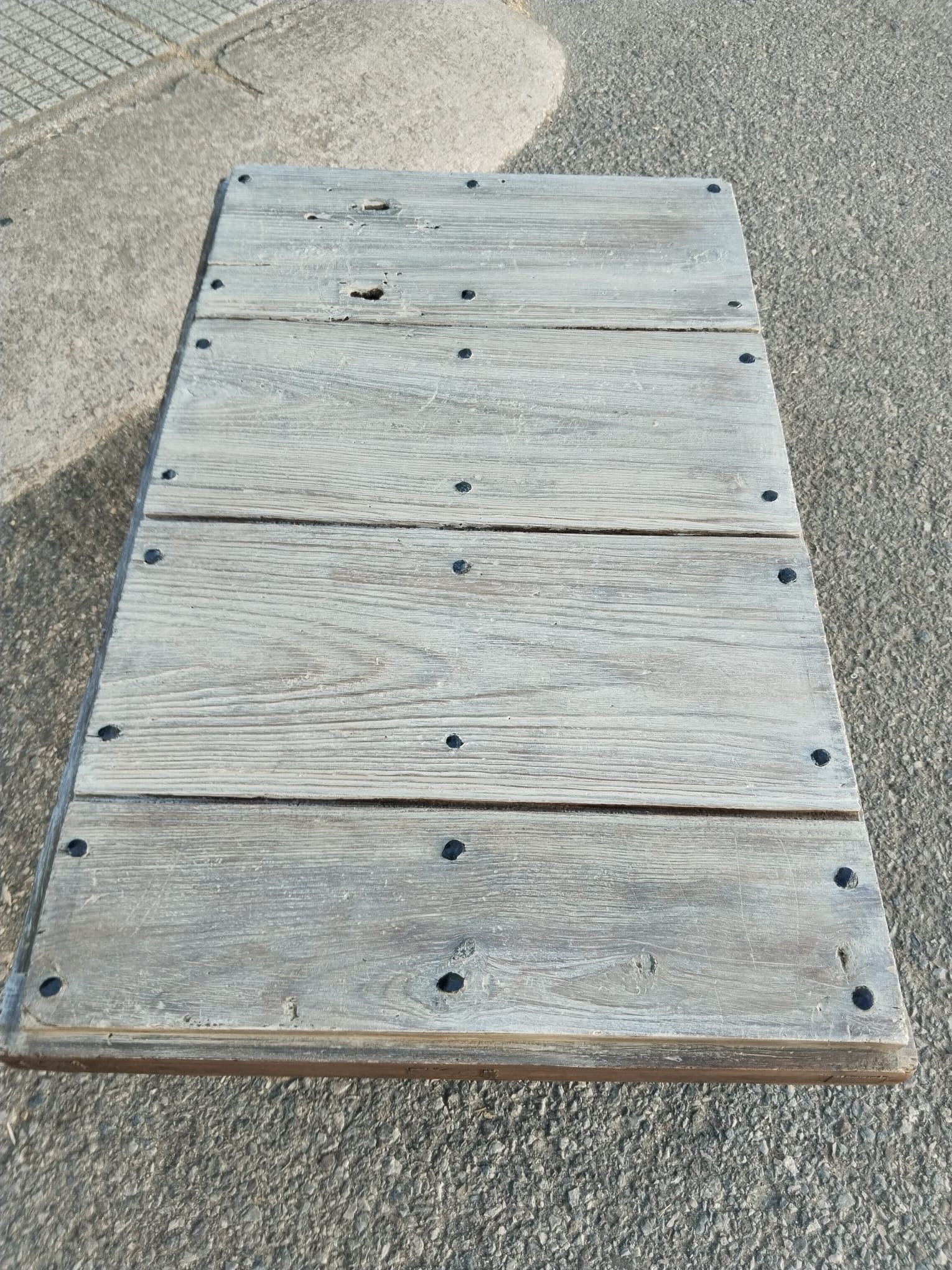 Mesa auxiliar de roble recuperado artesanal | Vetas Restauración - Imagen 5
