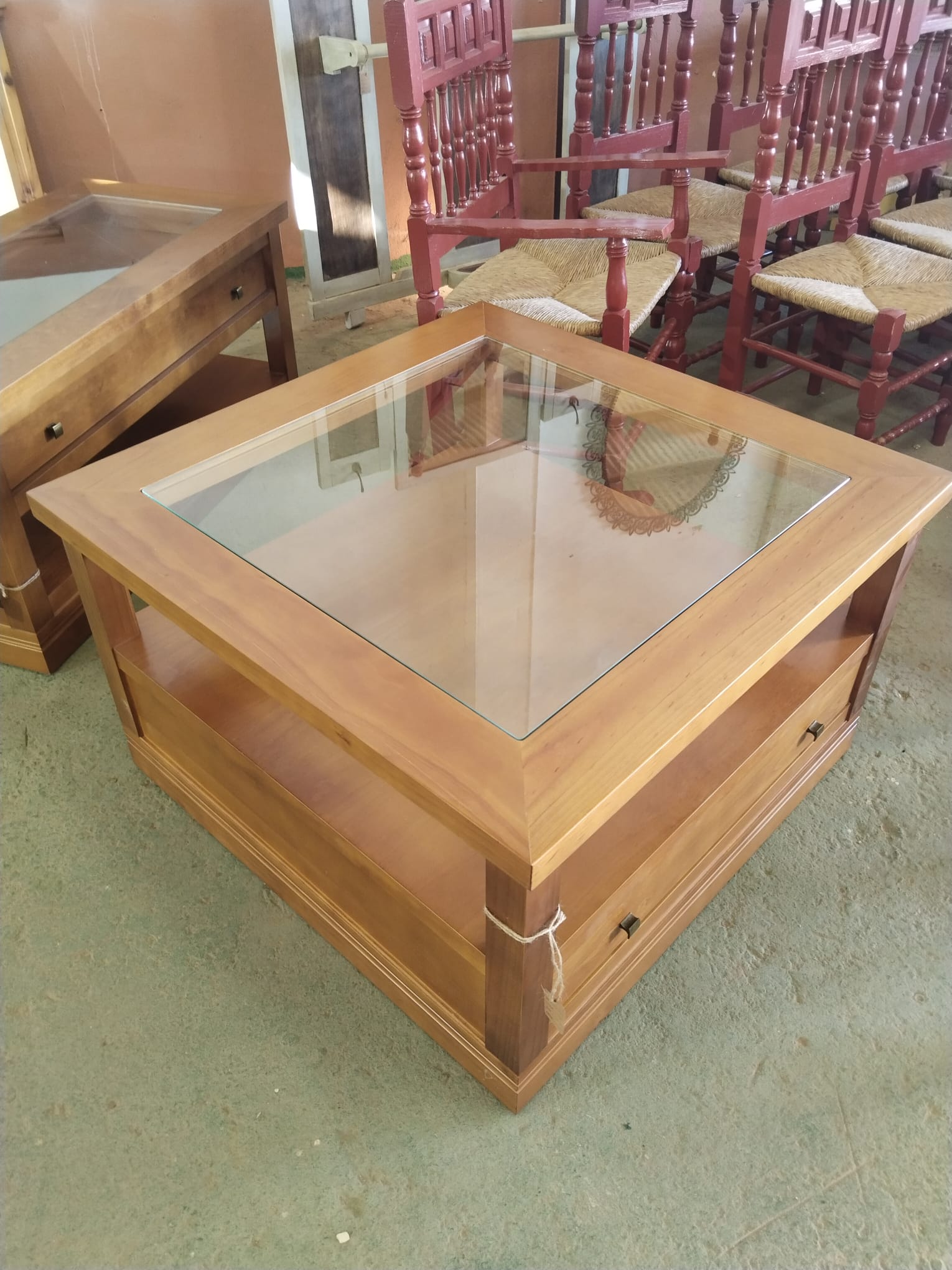 Mesa de centro cuadrada de madera con cristal y cajón de almacenaje