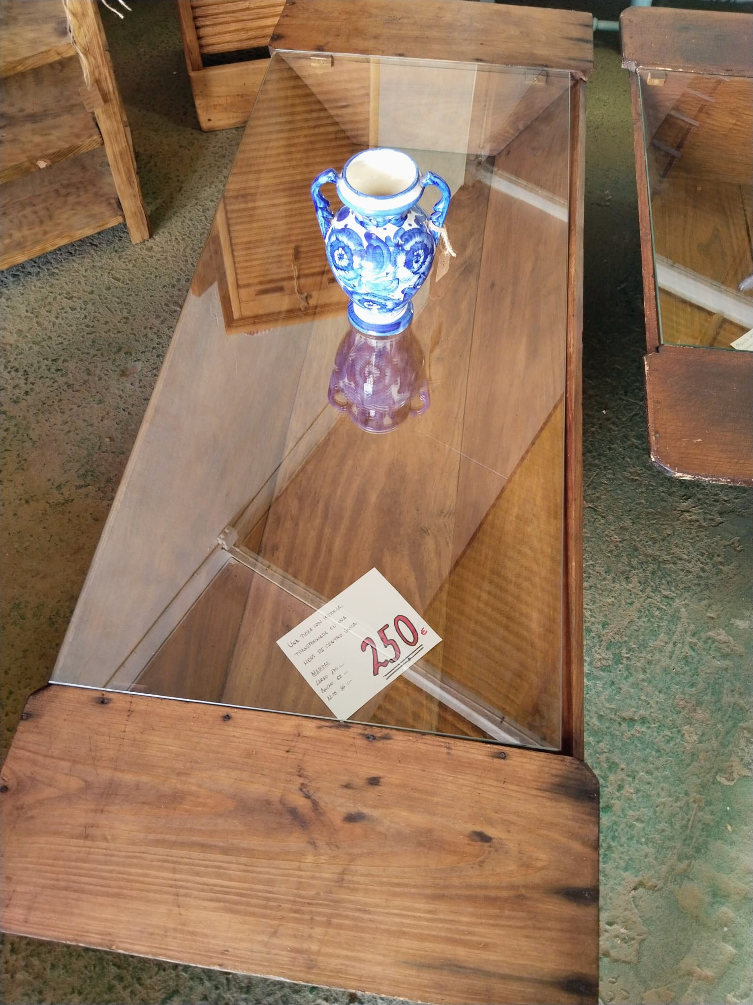 Mesa de centro de autor realizada con artesa antigua de madera y cristal de seguridad - Imagen 2