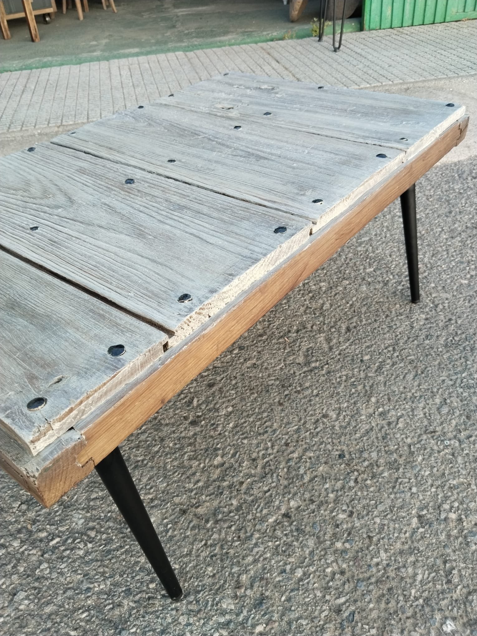 Mesa auxiliar de roble recuperado artesanal | Vetas Restauración - Imagen 7