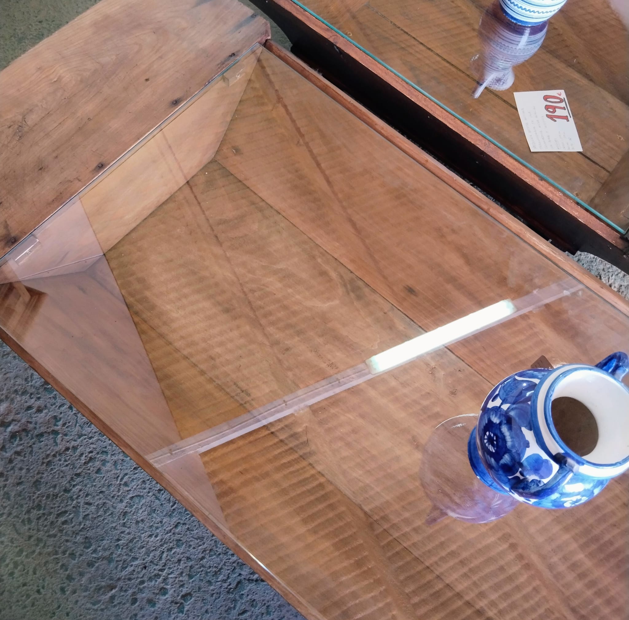 Mesa de centro de autor realizada con artesa antigua de madera y cristal de seguridad - Imagen 4