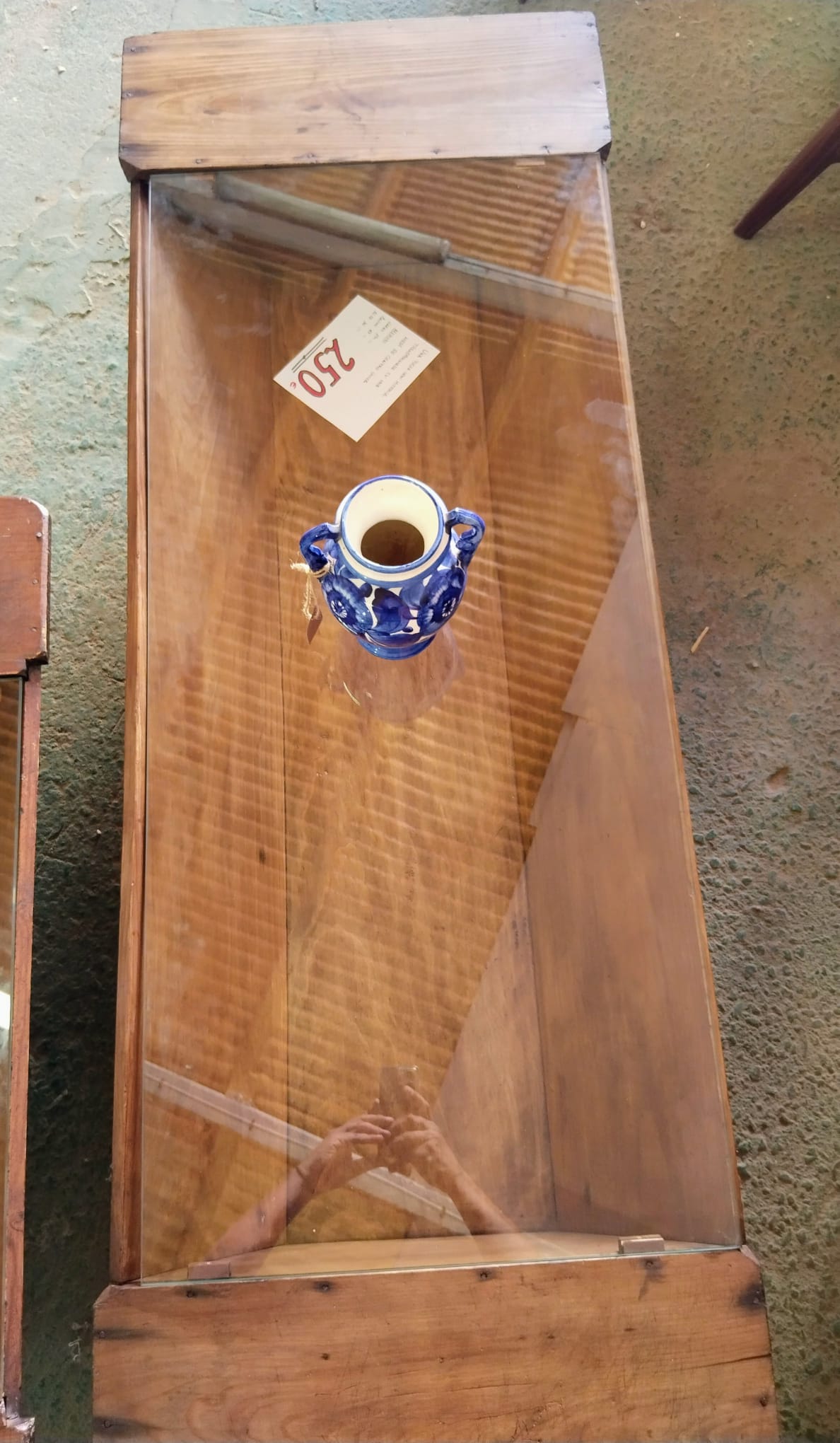 Mesa de centro de autor realizada con artesa antigua de madera y cristal de seguridad - Imagen 5