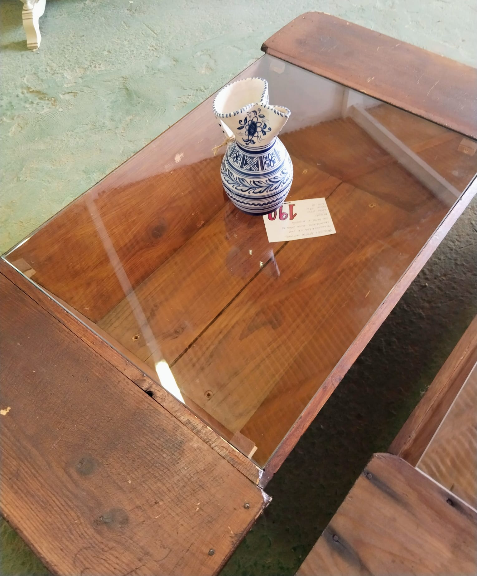 Mesa de centro realizada con artesa antigua de madera, cristal de seguridad y patas metálicas - Imagen 3