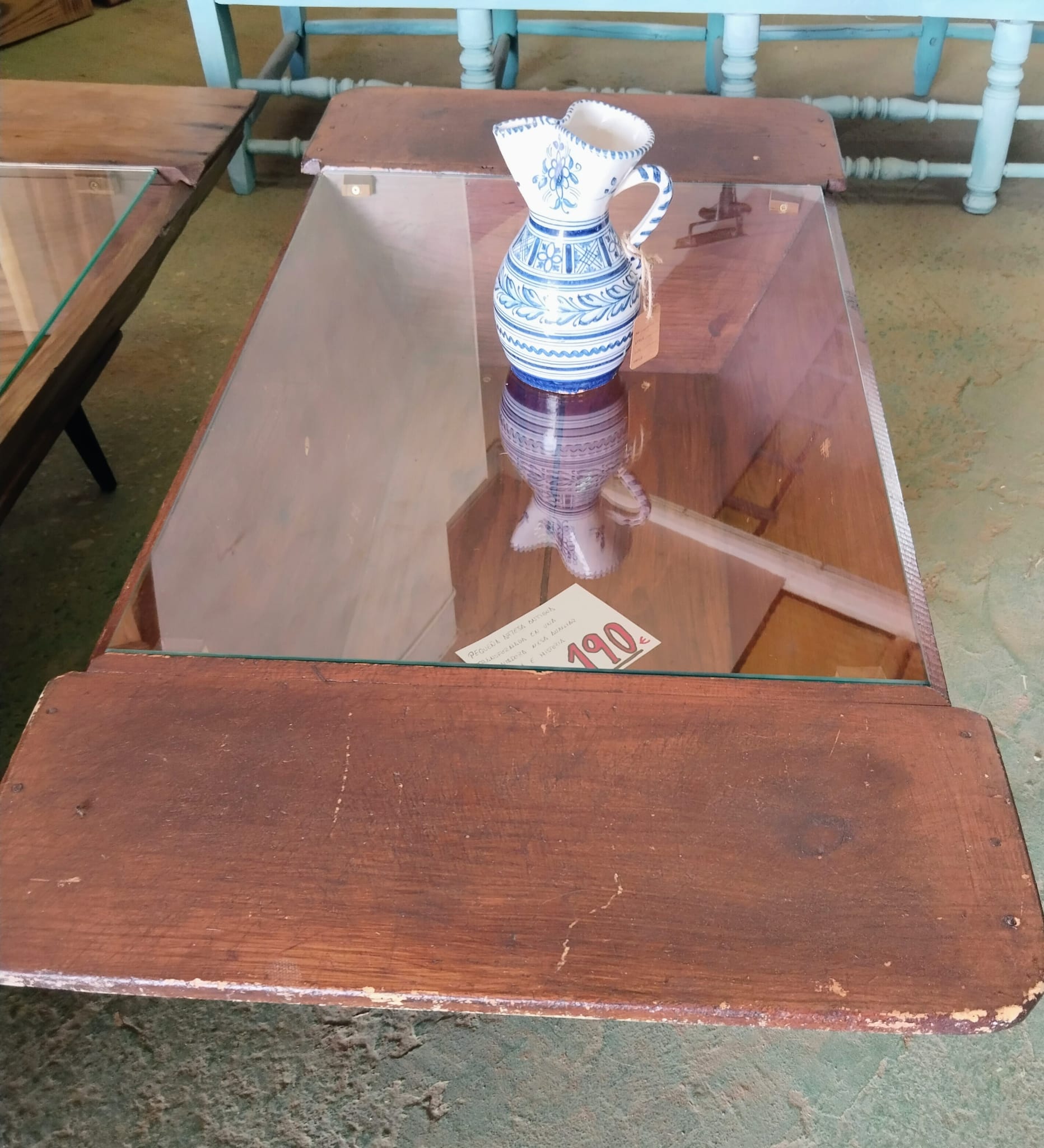 Mesa de centro realizada con artesa antigua de madera, cristal de seguridad y patas metálicas - Imagen 4