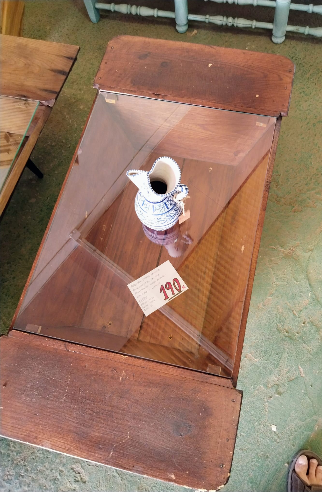 Mesa de centro realizada con artesa antigua de madera, cristal de seguridad y patas metálicas - Imagen 5