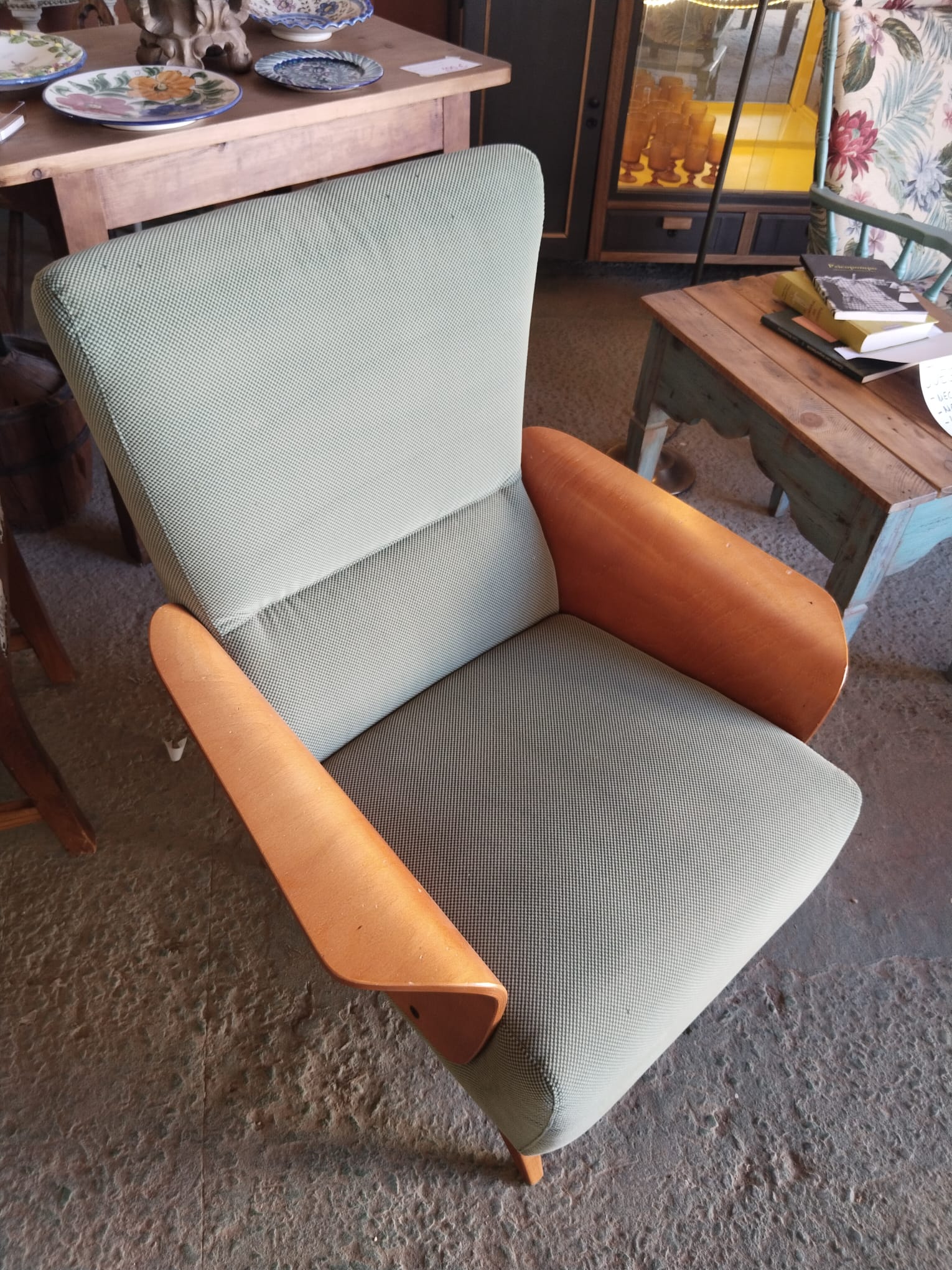 Sillón nórdico vintage de madera curvada y respaldo alto | Años 60