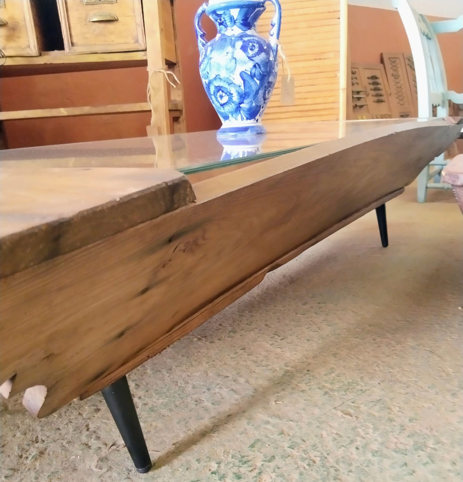 Mesa de centro de autor realizada con artesa antigua de madera y cristal de seguridad - Imagen 6
