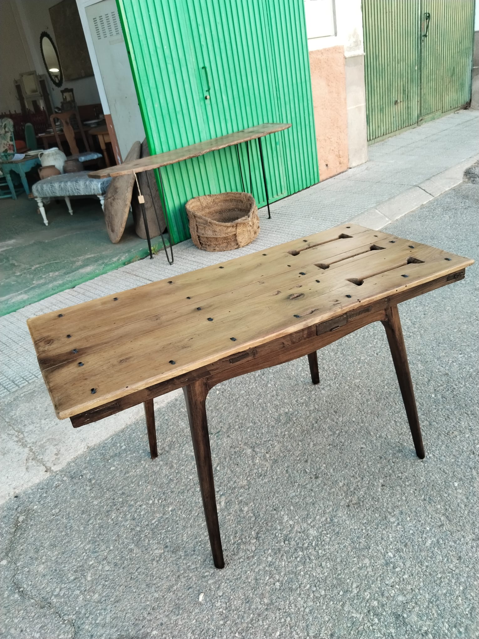 Mesa de madera antigua restaurada – Puerta de alacena de 1890 - Imagen 13