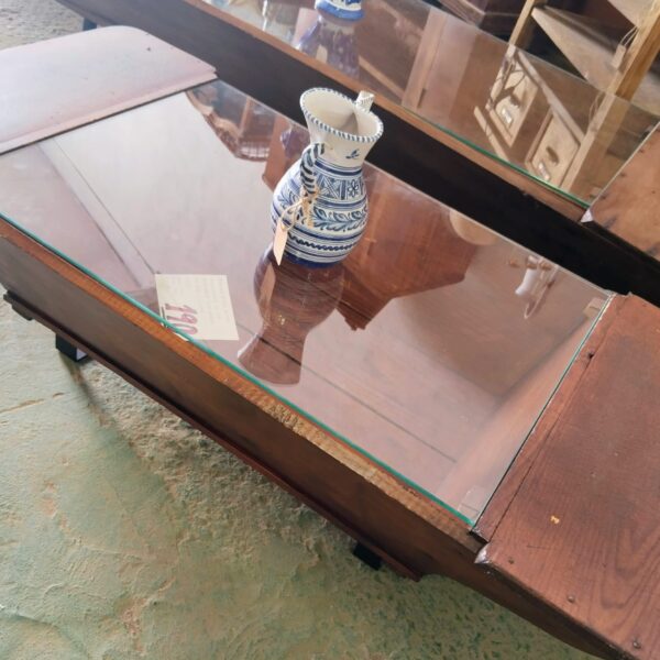 Mesa de centro realizada con artesa antigua de madera, cristal de seguridad y patas metálicas