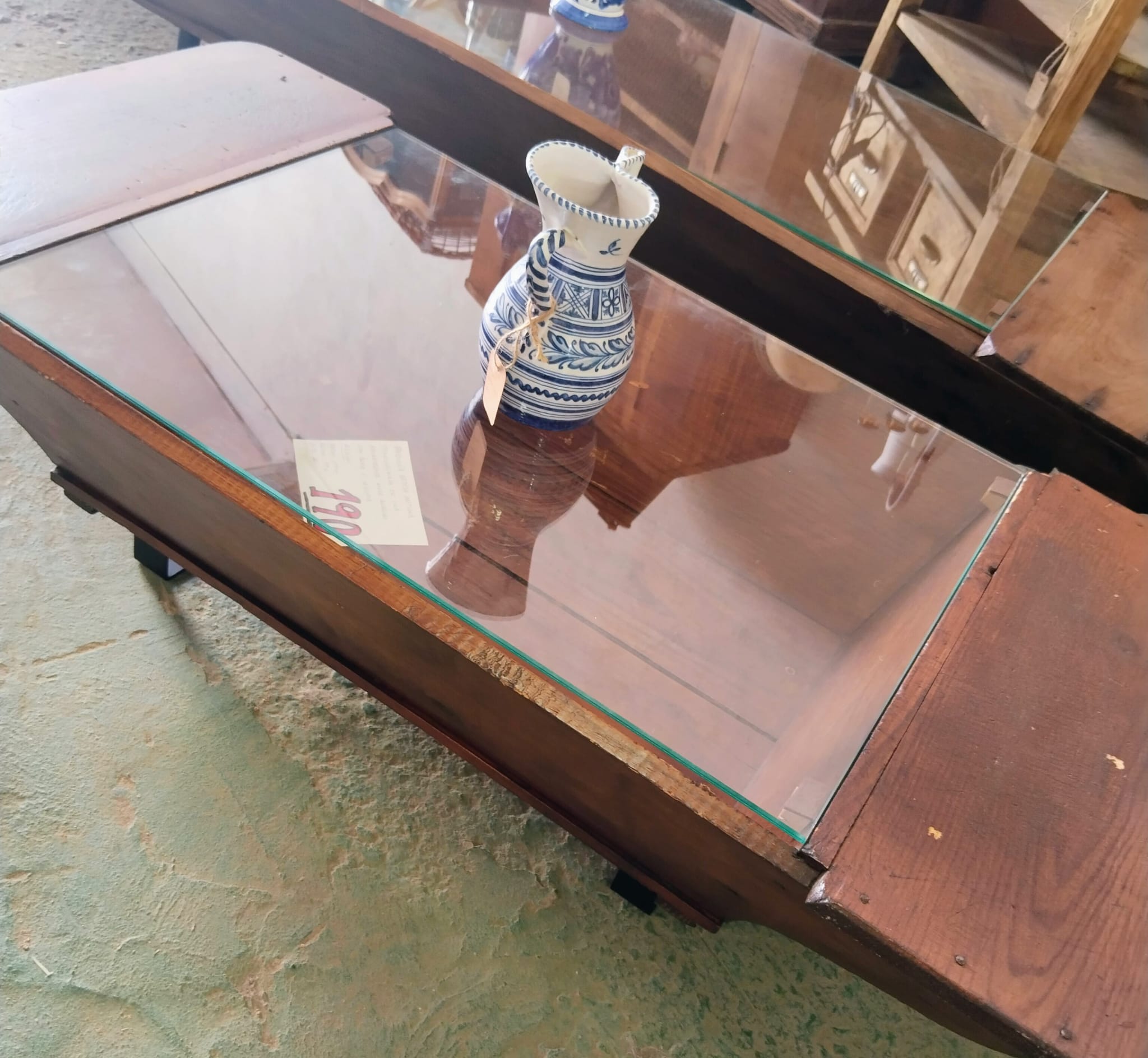 Mesa de centro realizada con artesa antigua de madera, cristal de seguridad y patas metálicas