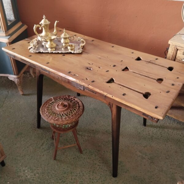Mesa de madera antigua restaurada – Puerta de alacena de 1890