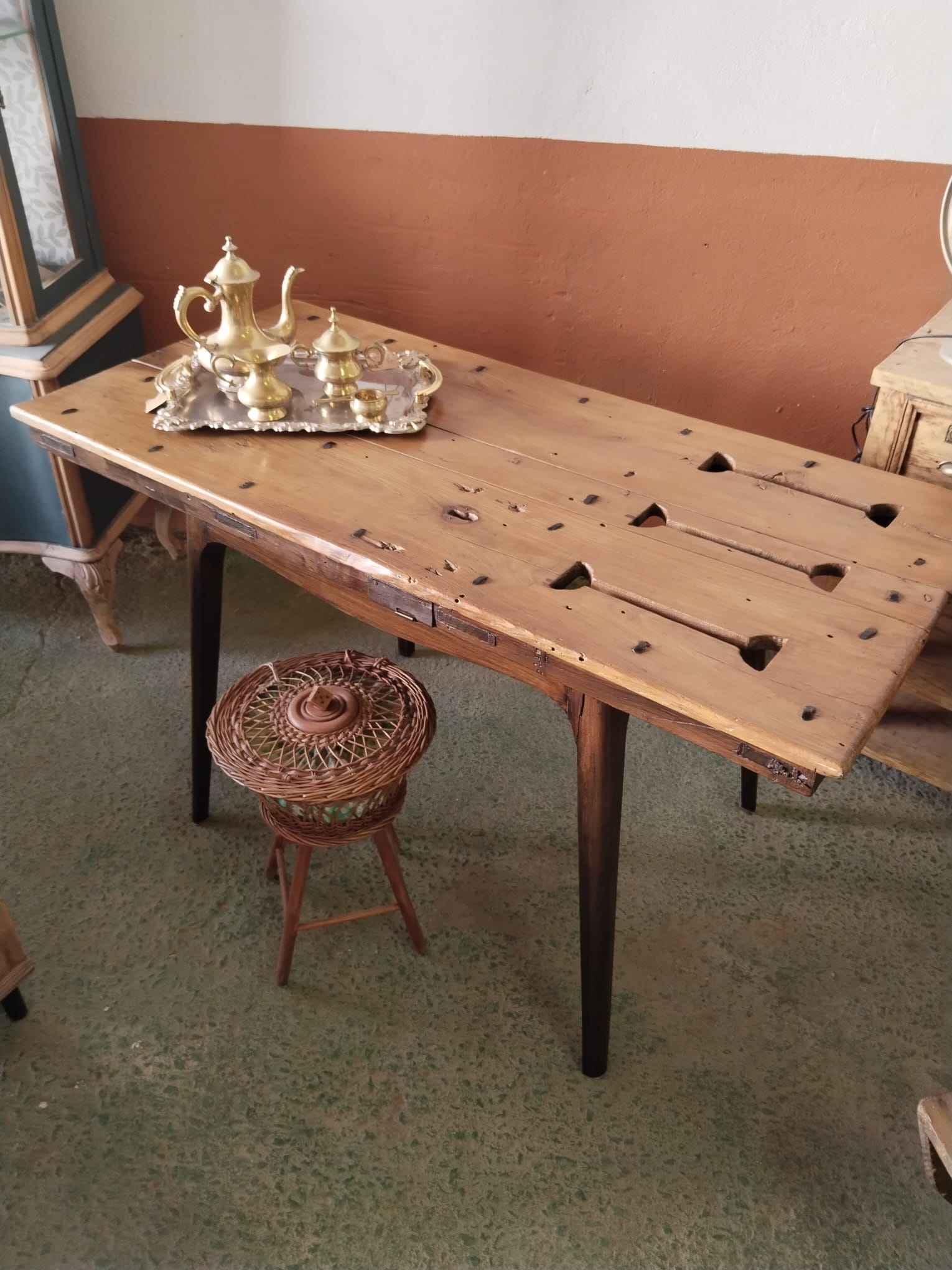 Mesa de madera antigua restaurada – Puerta de alacena de 1890