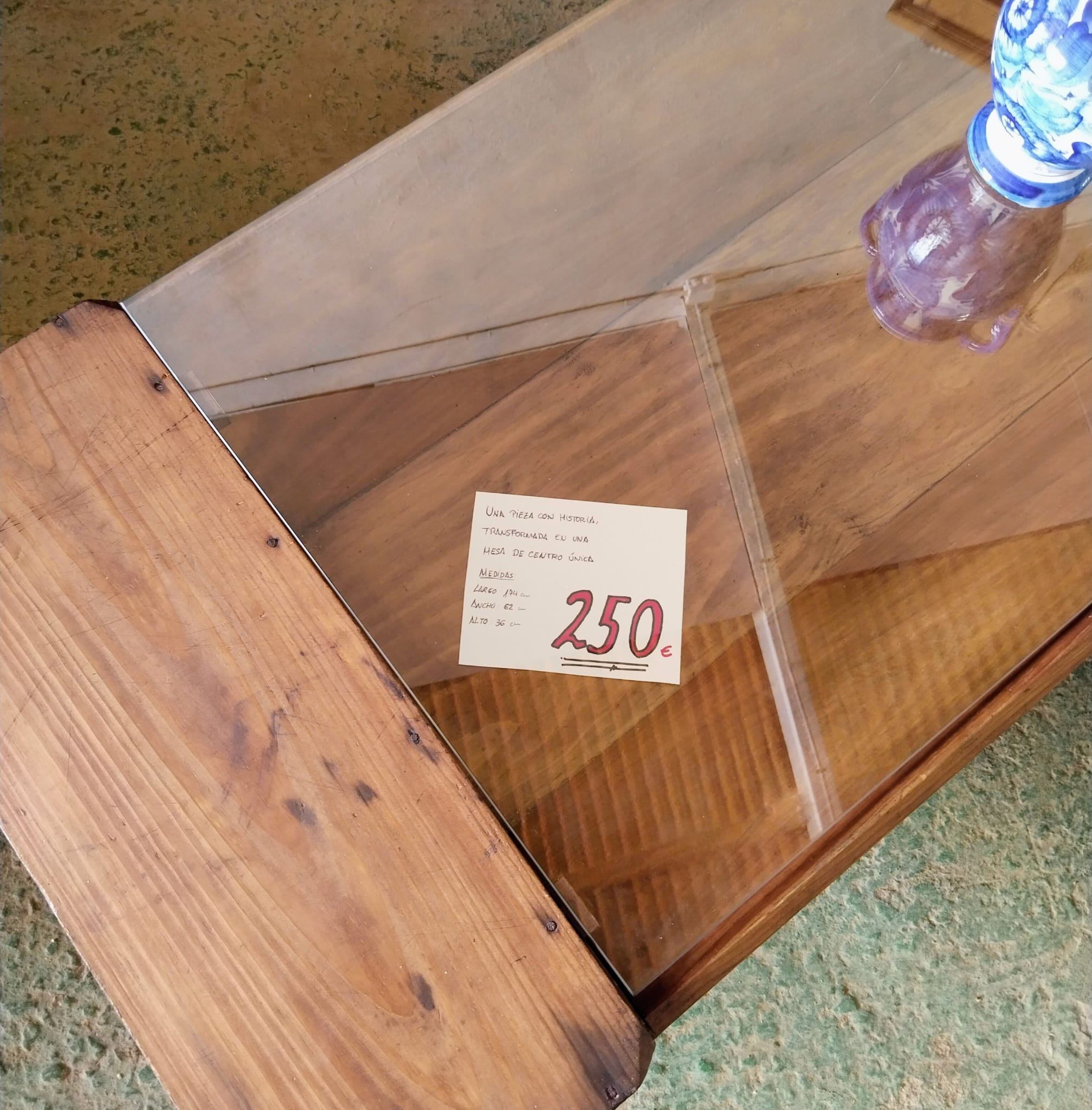 Mesa de centro de autor realizada con artesa antigua de madera y cristal de seguridad - Imagen 7