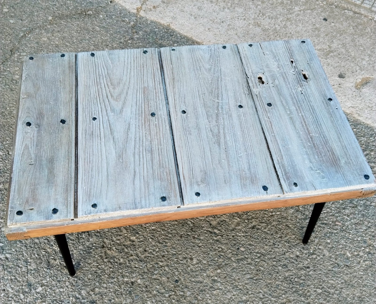 Mesa auxiliar de roble recuperado artesanal | Vetas Restauración