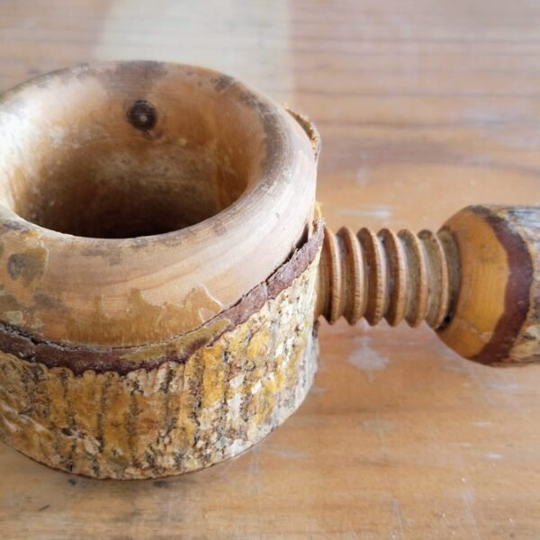 Cascanueces de madera vintage de estilo alpino – Pieza decorativa suiza