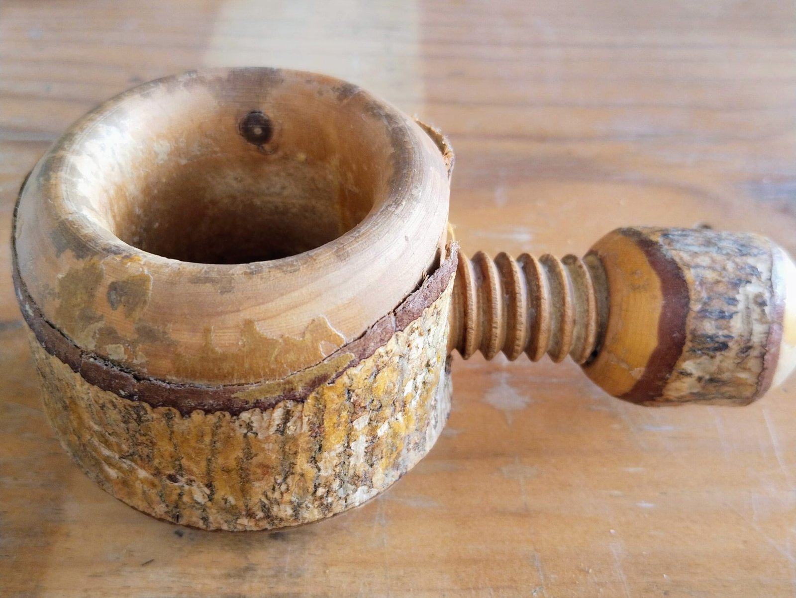 Cascanueces de madera vintage de estilo alpino – Pieza decorativa suiza