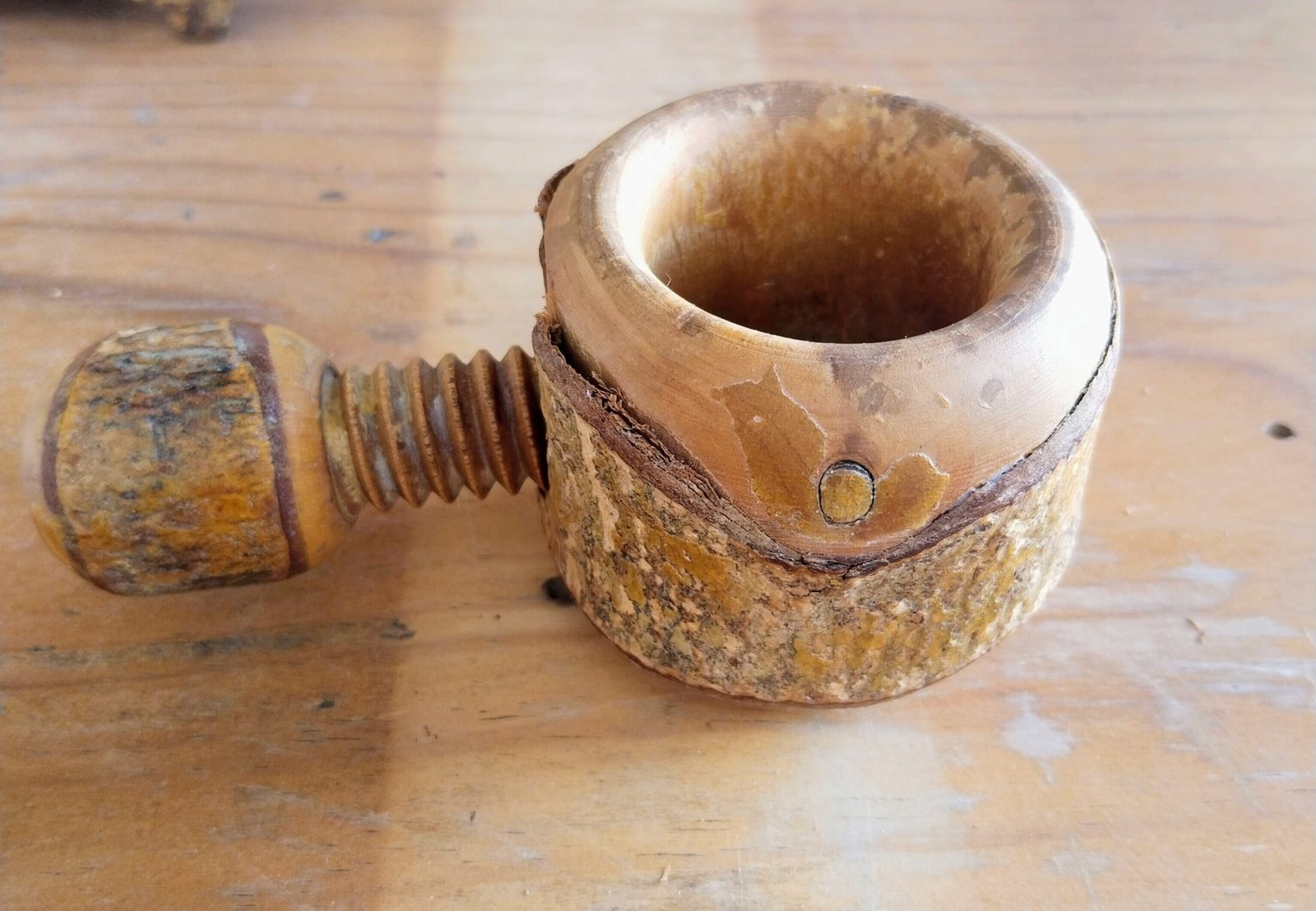 Cascanueces de madera vintage de estilo alpino – Pieza decorativa suiza - Imagen 2