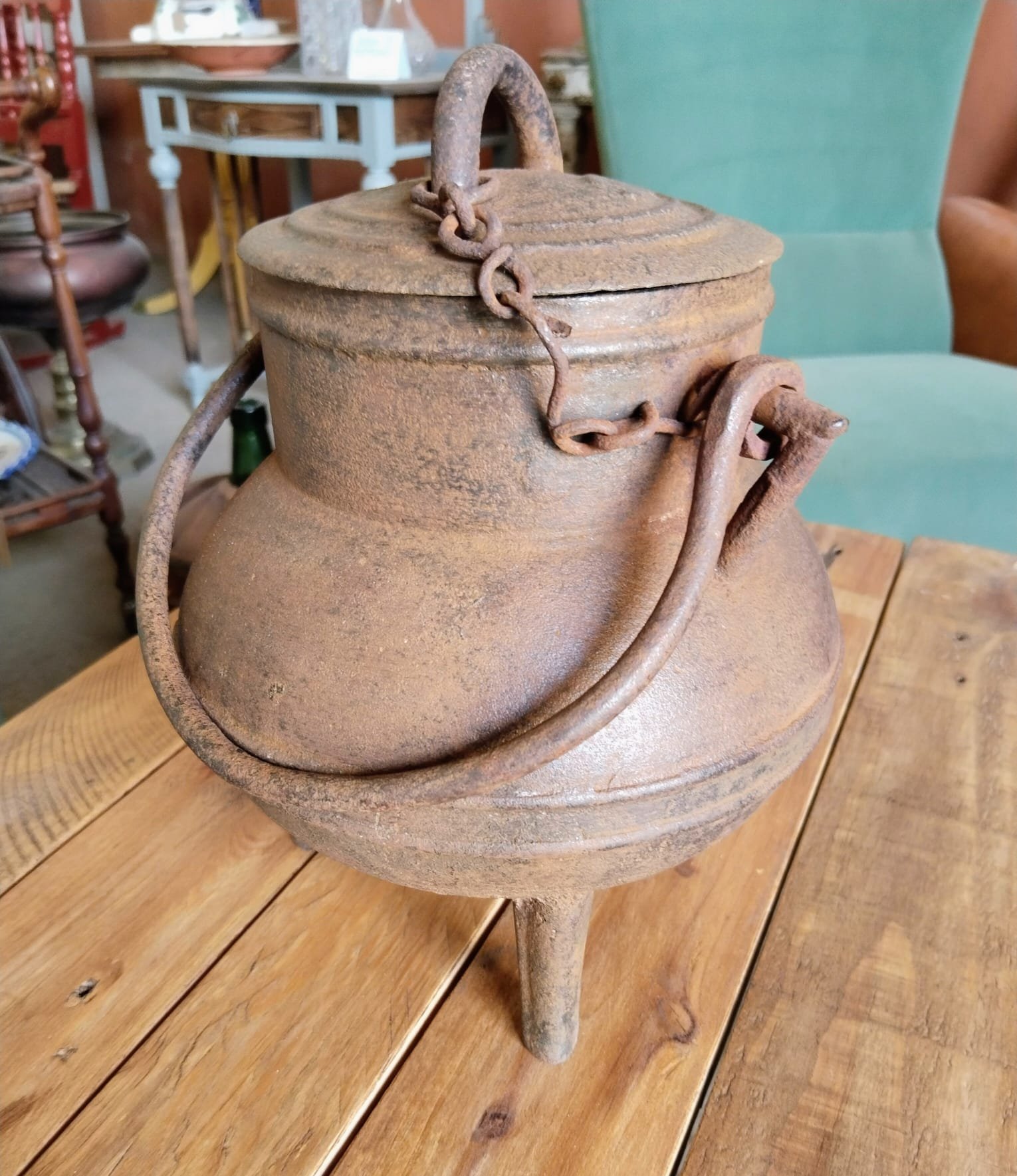 Pote Antiguo de Hierro con Tapa y Tres Patas | Siglo XVIII-XIX