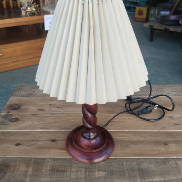 Lámpara de Sobremesa Vintage con Pie de Madera Torneada y Pantalla Plisada